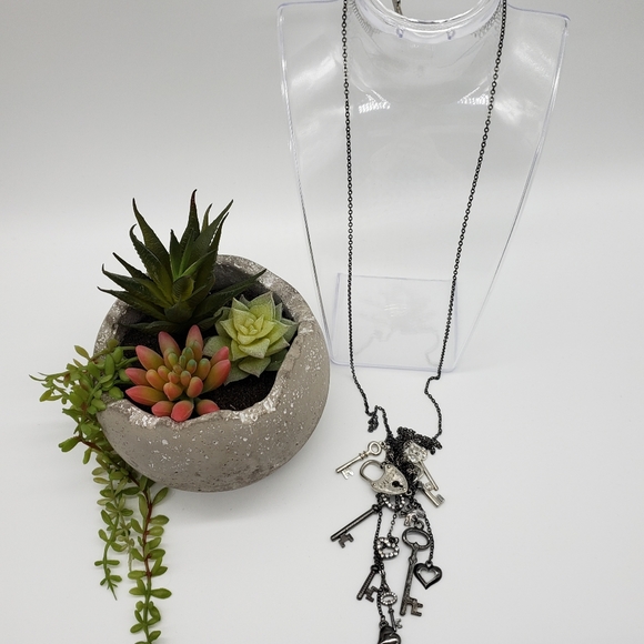 Lot of 4 GUESS Long Necklaces - Picture 4 of 5